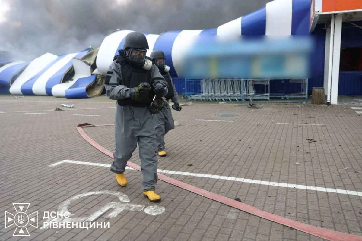 Росія вдарила по 'Епіцентру' на Рівненщині: в ДСНС показали наслідки (фото)