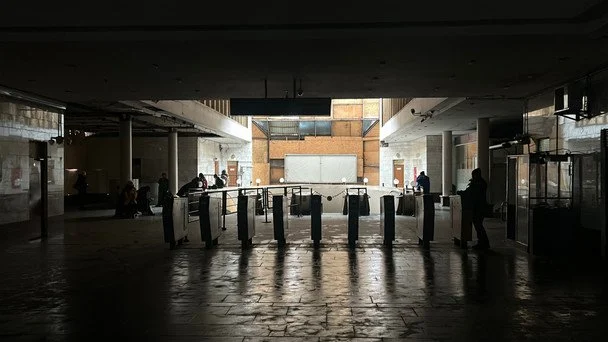 Через масштабне знеструмлення у Києві зупинилось метро: яка ситуація наразі