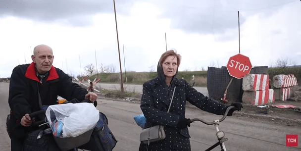 "Ромочки більше немає": батьки поховали єдиного сина під яблунею у дворі й пройшли 25 км пішки під обстрілами