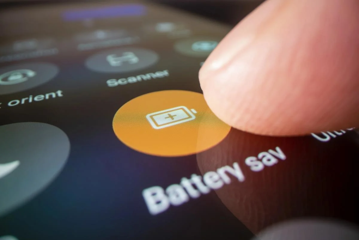 Чому не варто постійно вмикати режим енергозбереження на смартфоні: 4 приховані недоліки