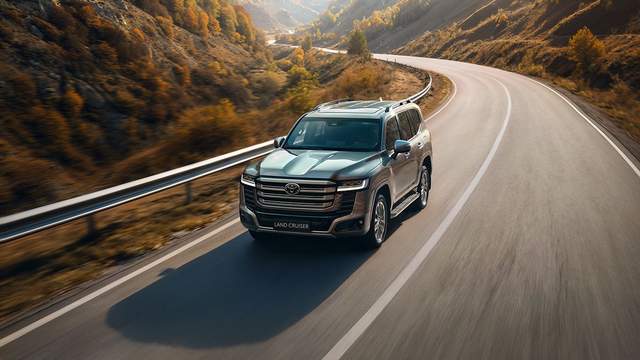 В Україні стартували передзамовлення на гібридну версію Toyota Land Cruiser 300 потужністю 464 "коней"