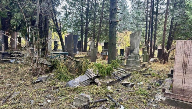 У Рівному ворожий дрон поцілив по кладовищу, пошкоджені понад десять могил