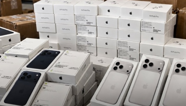 АРМА виставило на продаж понад 800 гаджетів Apple, вилучених на митниці
